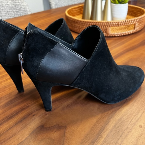 Beautiful Vince Camuto ankle bootie - Picture 1 of 6